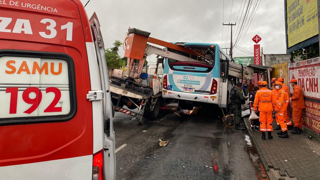 Acidente em messejana envolvendo caminhão e ônibus no dia 7 de março de 2024. Duas pessoas morrem em acidente envolvendo ônibus e caminhão de iluminação pública em Fortaleza