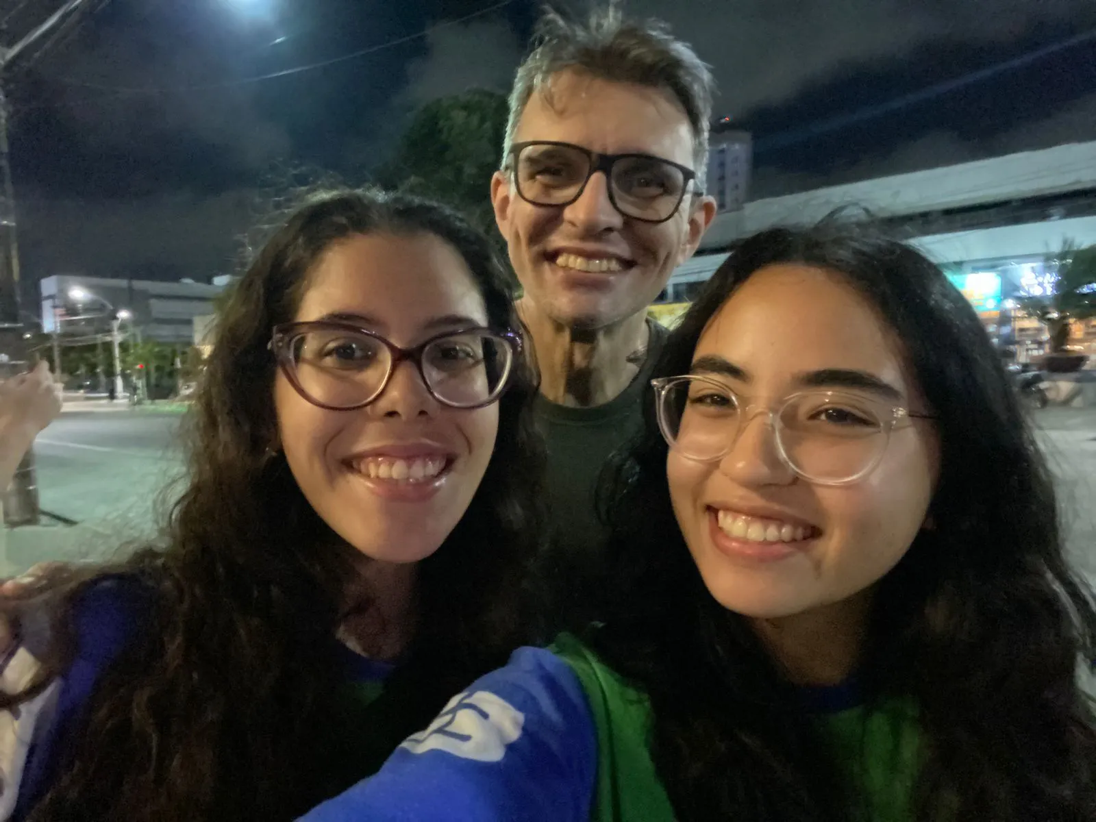 Sophia e Ayumi junto ao professor Antonino, que ambas citam entre os docentes que as apaixonaram por química