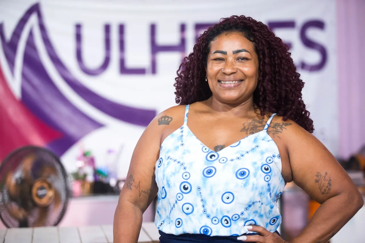 Maria Luciene Silva, 49, engavetou aspirações profissionais até que os filhos estivessem criados e o marido aprendesse a ler e escrever. Hoje, encontra no artesanato uma ferramenta de autoestima, beneficiando sua saúde mental