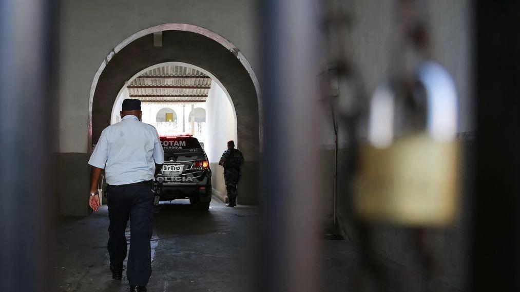 Para manter a prisão, juíza considerou que 'existem fortes indícios de que o agente em liberdade possa voltar a delinquir'