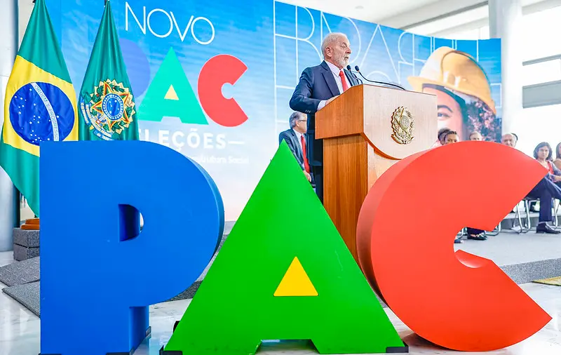 Lula anunciando o PAC Seleções