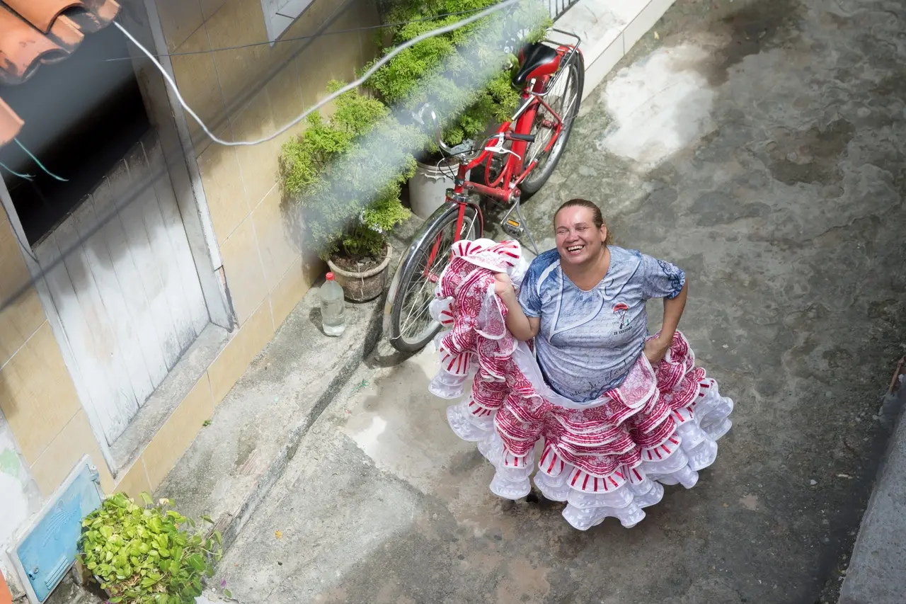 Mulher corrido com saia rodada para dançar