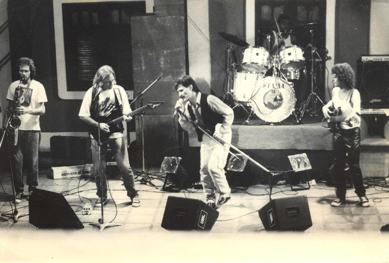 Belchior em foto preto e branca no palco do Pirata Bar. Neste sábado (9), chega às plataformas de áudio minha interpretação de 