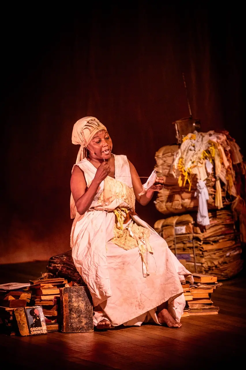 Monólogo mostra a percepção de Carolina sobre o Brasil