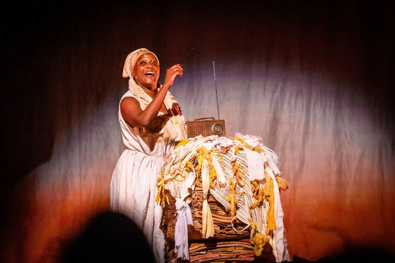 Além das dores de Carolina, peça também traz à tona suas alegrias e paixões, como a música