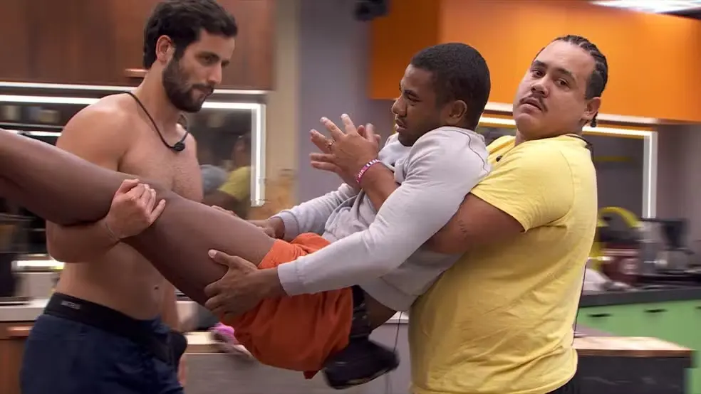 Motorista de aplicativo precisou ser carregado por Matteus e Lucas Henrique