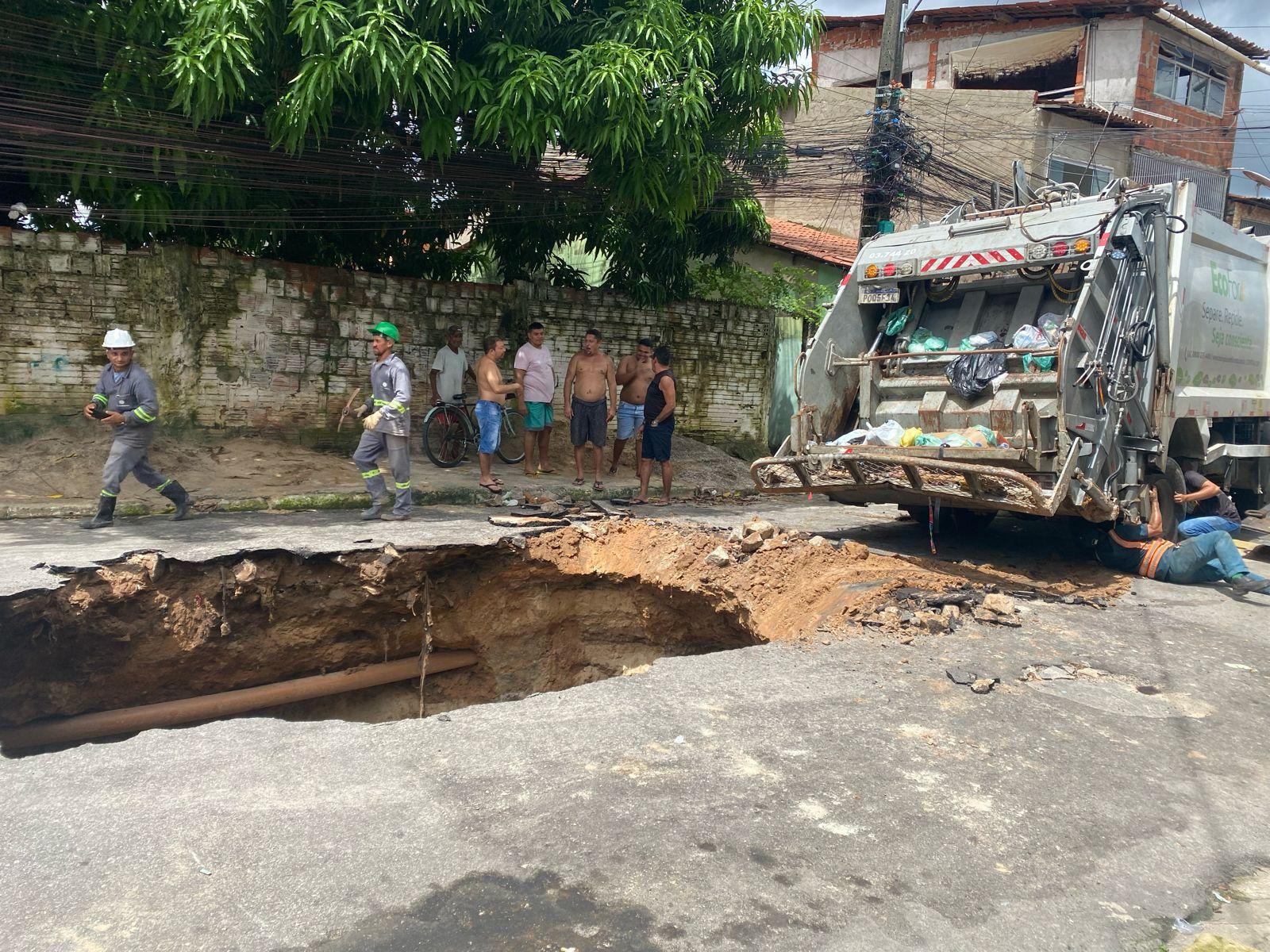 Caminhão foi removido do buraco por volta das 10 horas de sábado (9)