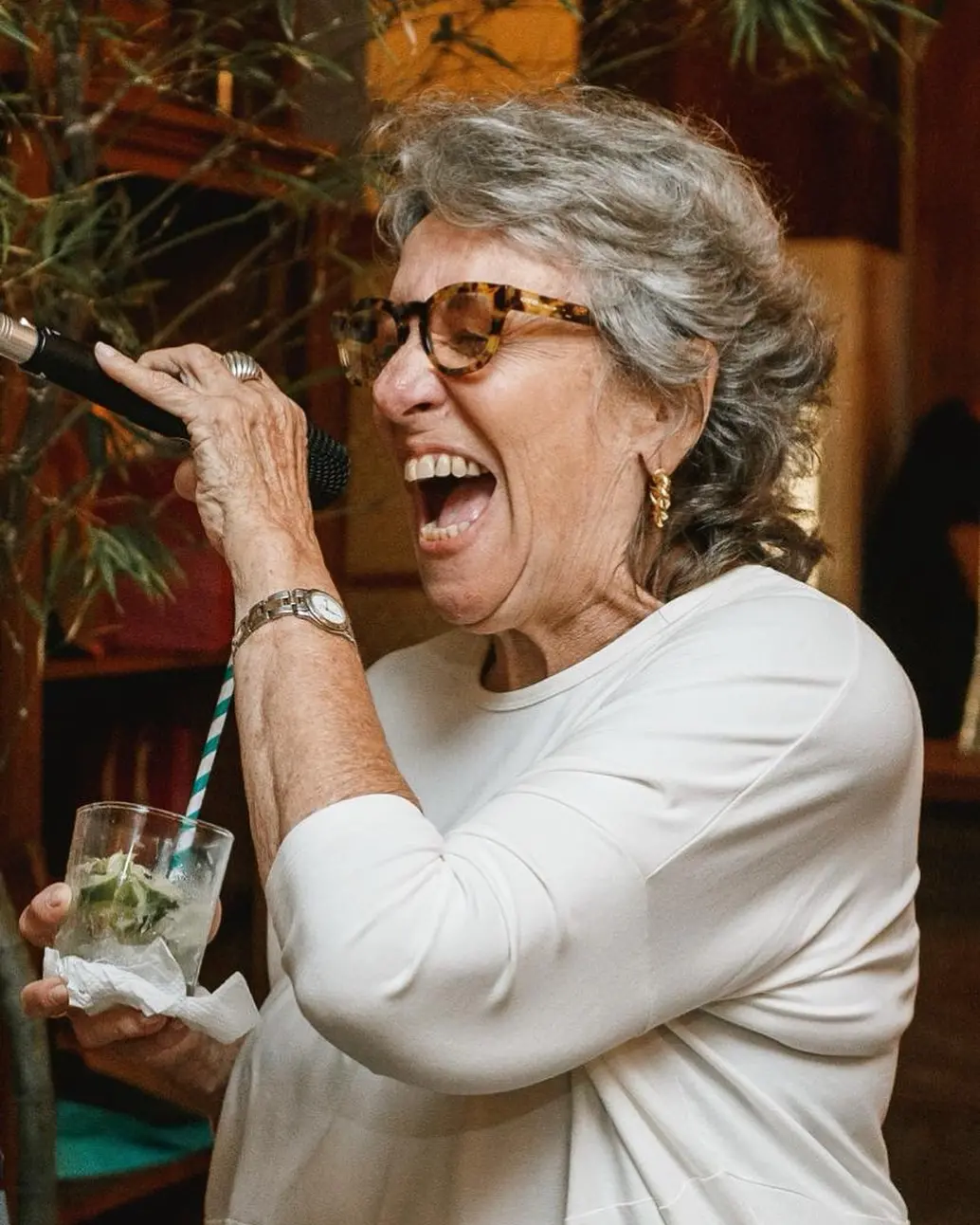 Maria Tereza Pereira cantando