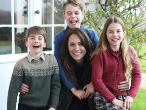 Kate Middleton ao lado dos filhos, Louis, George e Charlotte