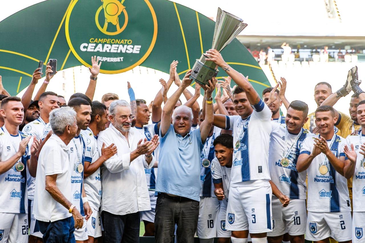 Imagem do elenco do Maracanã recebendo a Taça Padre Cícero