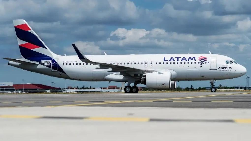 Imagem mostra avião com logo da Latam estacionando em pista de aeroporto. Dez pessoas ficam feridas em forte turbulência durante voo da Latam entre Austrália e Nova Zelândia