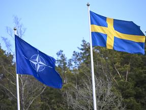 Bandeiras da Suécia e da Otan içadas lado a lado