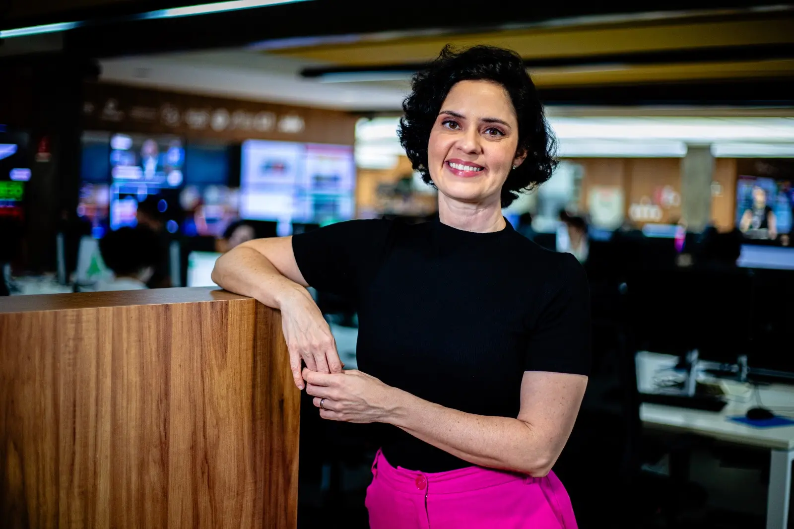 Juliana Castanha na redação da TV Verdes Mares