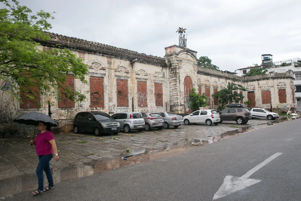 Escola no Centro da Cidade continua abandonada