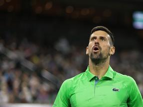 Novak Djokovic, da Sérvia, mostra seu desânimo durante a derrota em três sets contra Luca Nardi, da Itália, em sua partida da terceira rodada durante o BNP Paribas Open no Indian Wells Tennis Garden em 11 de março de 2024 em Indian Wells, Califórnia. Djokovic, tenista número 1 do mundo, é eliminado por italiano, 123º no rankink, no Masters de Indian Wells