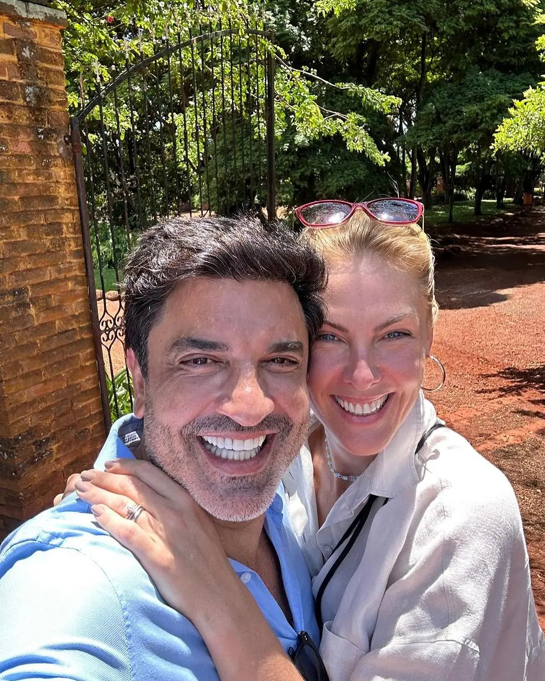 Ana Hickmann e Edu Guedes. Ana Hickmann assume relacionamento com Edu Guedes: Novo motivo para sorrir