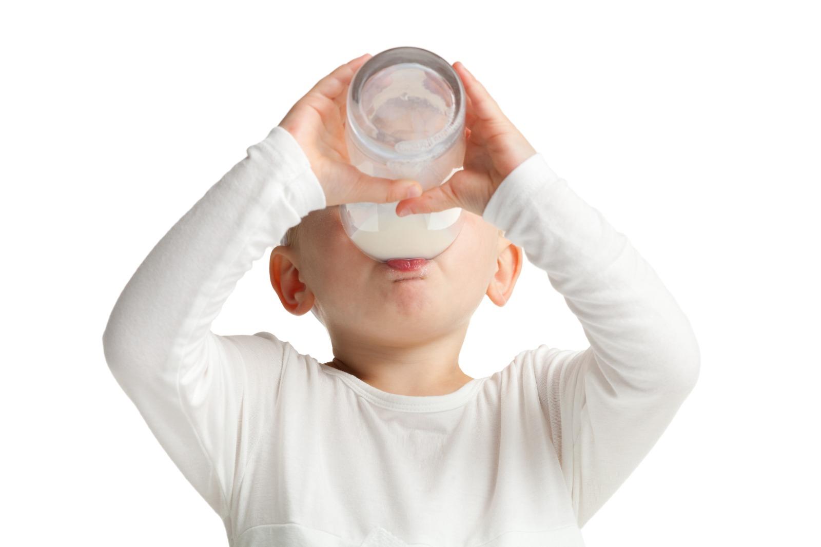 criança bebendo leite