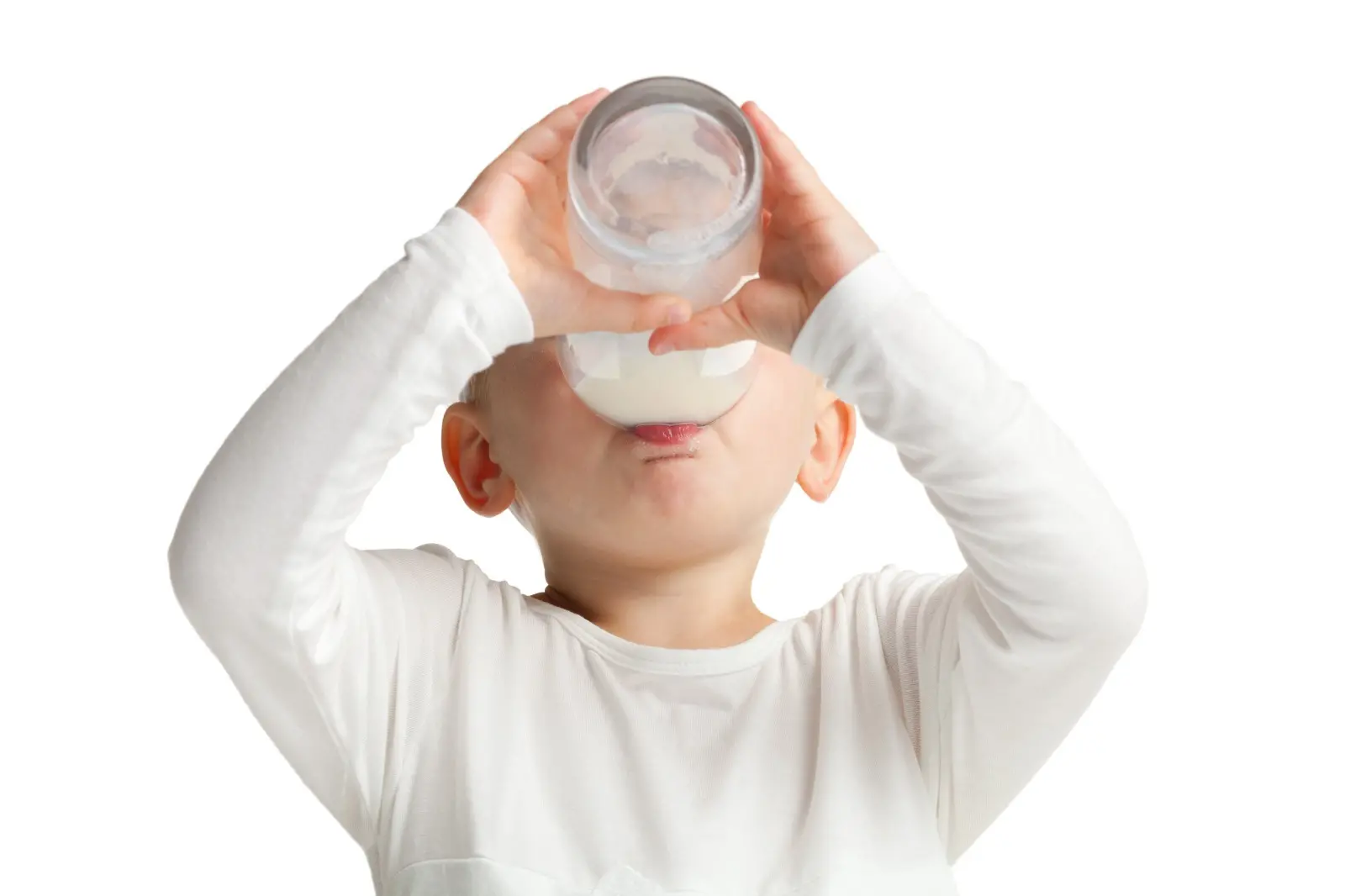 criança bebendo leite