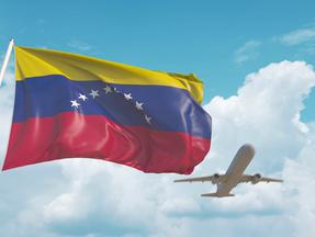 Avião ao lado de bandeira da Venezuela