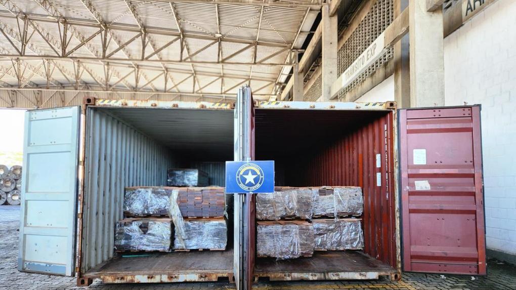 Receita apreende 51 mil kg de madeira ilegal, com destino aos Estados Unidos, no Porto do Pecém