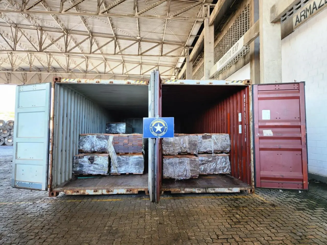 Receita apreende 51 mil kg de madeira ilegal, com destino aos Estados Unidos, no Porto do Pecém