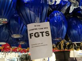 Ovos de Páscoa pendurados em loja da Americanas com anúncio de compra com o FGTS