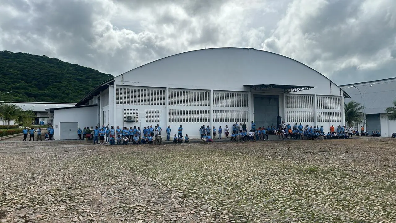 Funcionários também paralisaram na manhã desta quinta-feira (14) por estarem com os salários atrasados