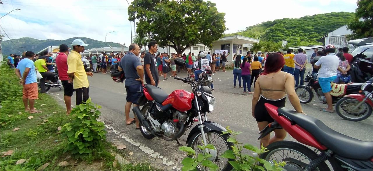 Centenas de pessoas entre funcionários, ex-funcionários e representantes políticos, incluindo a prefeita Maria Gorete Caetano, estiveram protestando em frente ao portão da empresa nesta quinta (14)