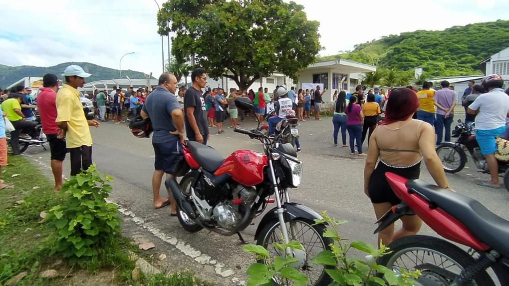 Centenas de pessoas entre funcionários, ex-funcionários e representantes políticos, incluindo a prefeita Maria Gorete Caetano, estiveram protestando em frente ao portão da empresa nesta quinta (14)