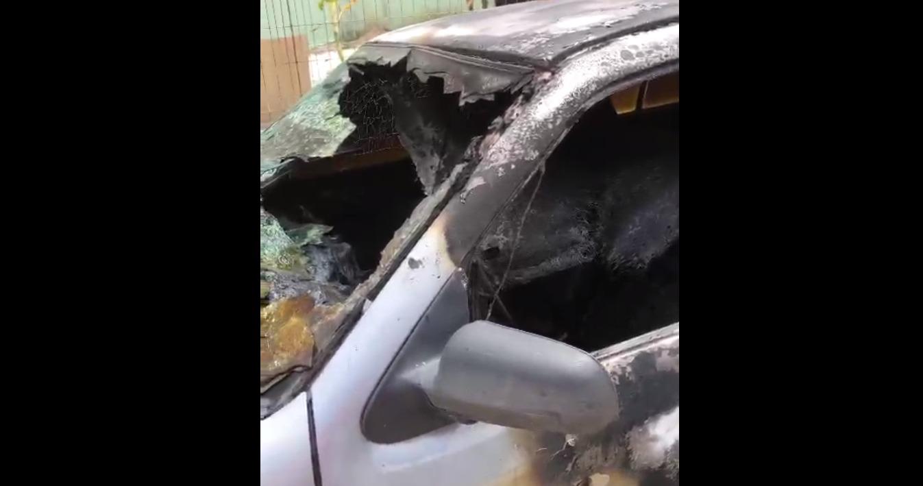 Um veículo foi incendiado. E dezenas de tiros foram efetuados por criminosos