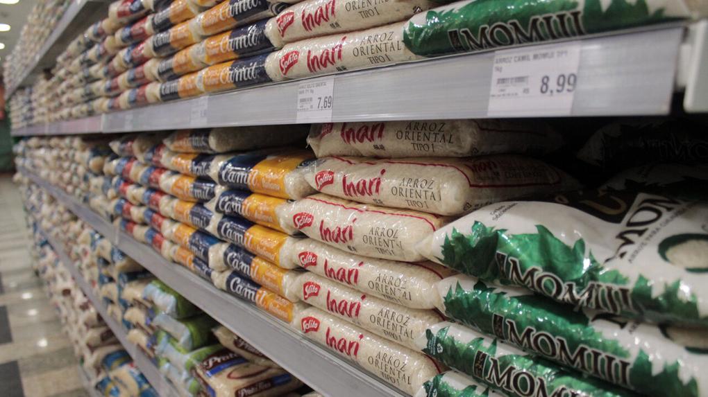 foto de sacos de arroz em prateleira do supermercado