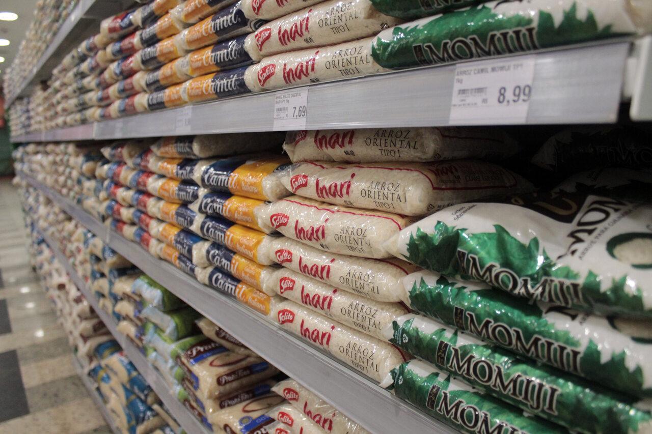 foto de sacos de arroz em prateleira do supermercado