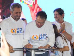 O programa Pé-de-Meia, lançado nesta quinta-feira (14), em Fortaleza, terá investimento de R$ 535 milhões no Estado