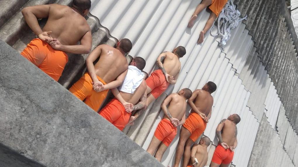 Detentos deitados em telhado de presídio em Pacatuba