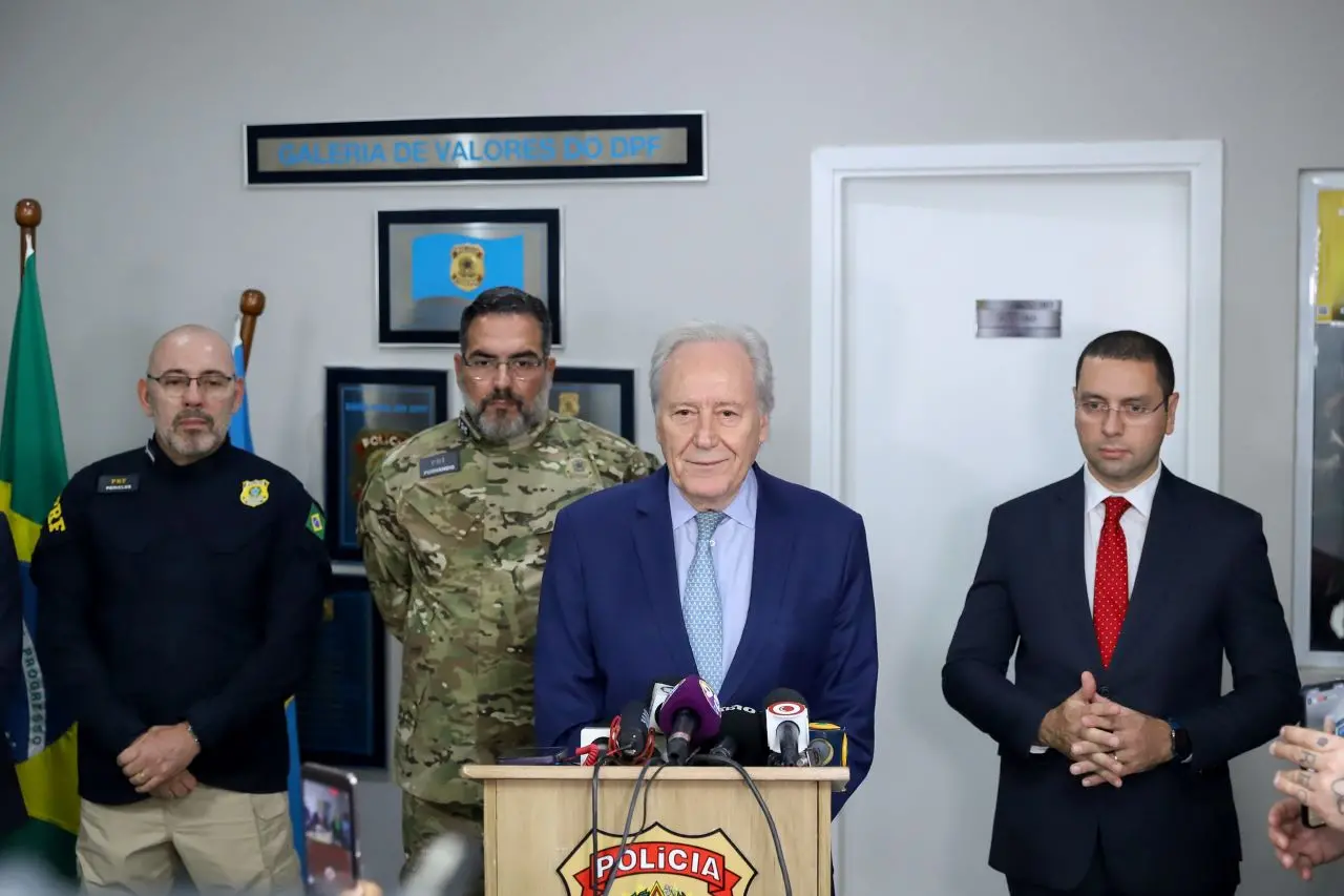 Lewandowski é um homem idoso, branco, de cabelos grisalhos penteados de lado. Na foto, ele está em entrevista coletiva ao lado de policiais em mossoró (RN)