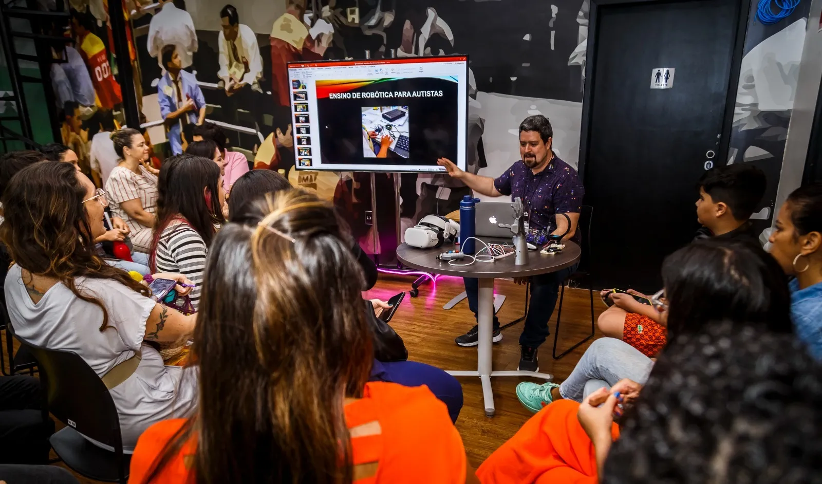 O evento conta com inúmeras experiências, como painéis, palestras, workshops e apresentações para profissionais, empreendedores e empresas dos setores que compõem a economia criativa
