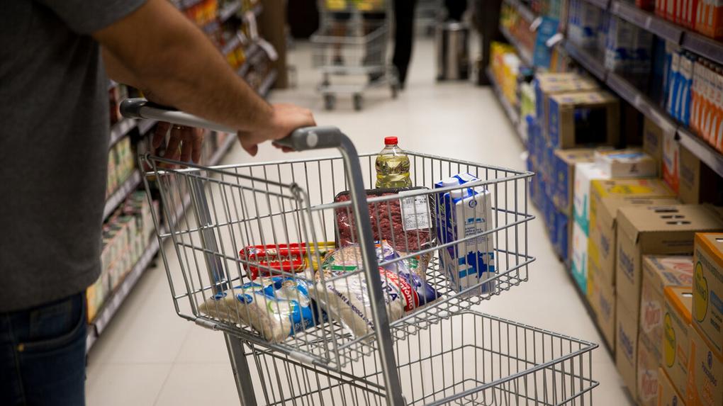 foto de carrinho de supermercado com compras