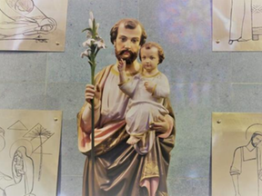 Imagem de São José segurando o menino Jesus