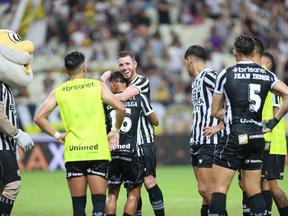 Jogadores do Ceará comemoram classificação às finais do Campeonato Cearense