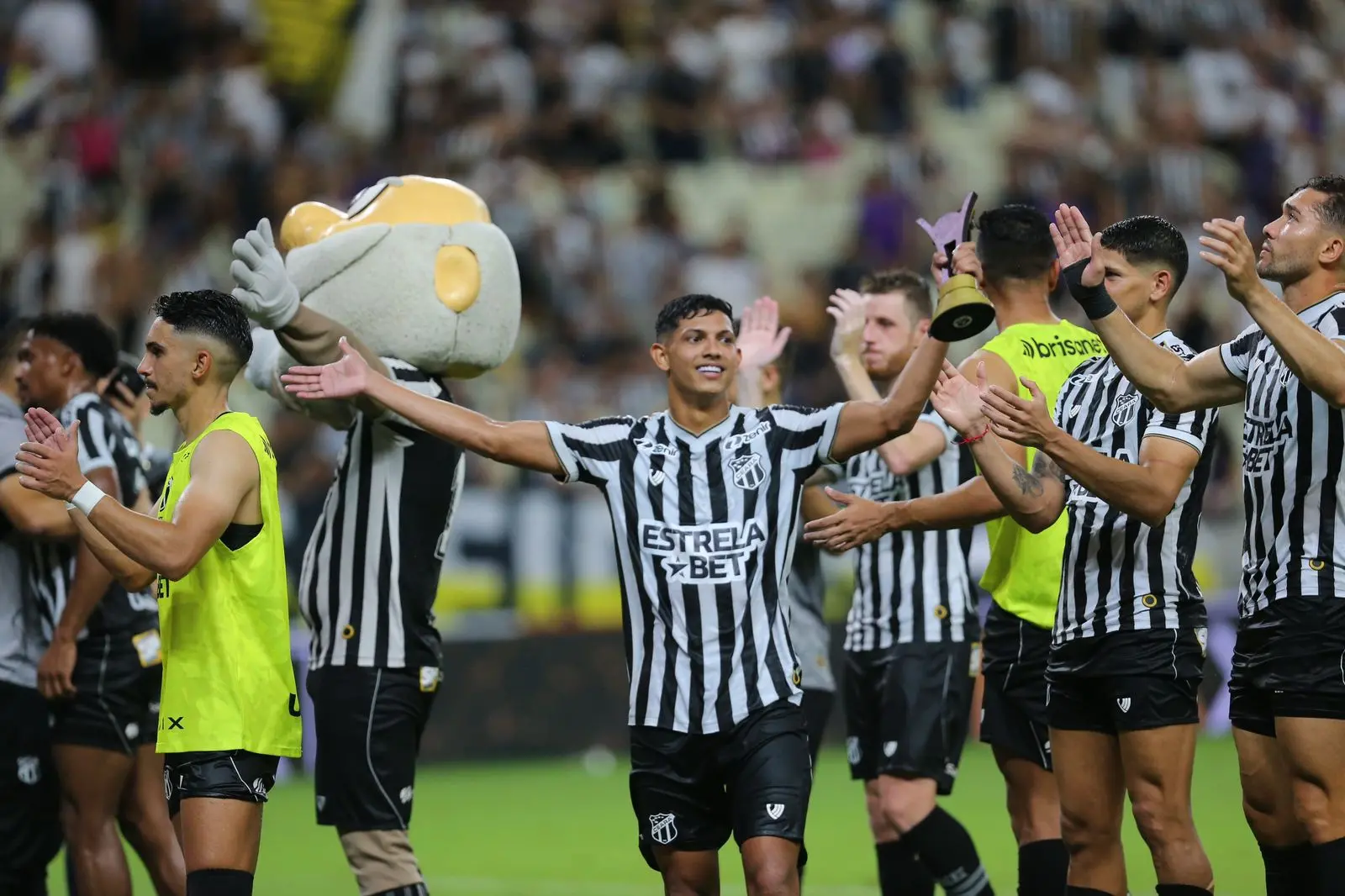 Elenco do Ceará comemora classificação para final do Estadual