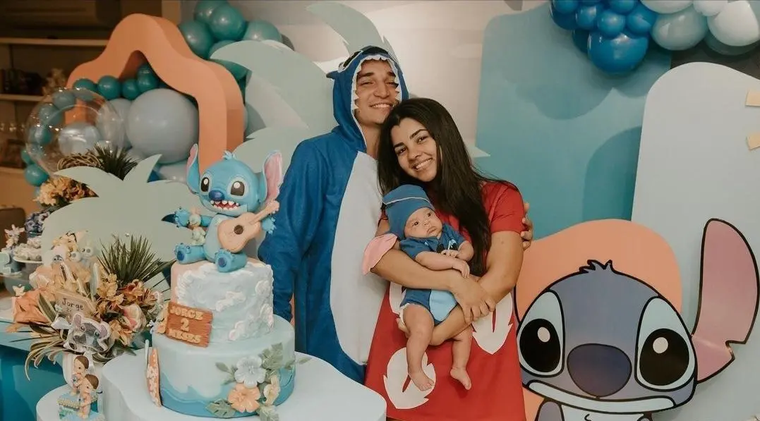 Ary Mirelle, noiva do cantor, usou look inspirado na personagem Lilo para festa familiar