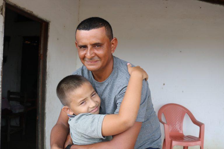 Pai e filho se abraçam