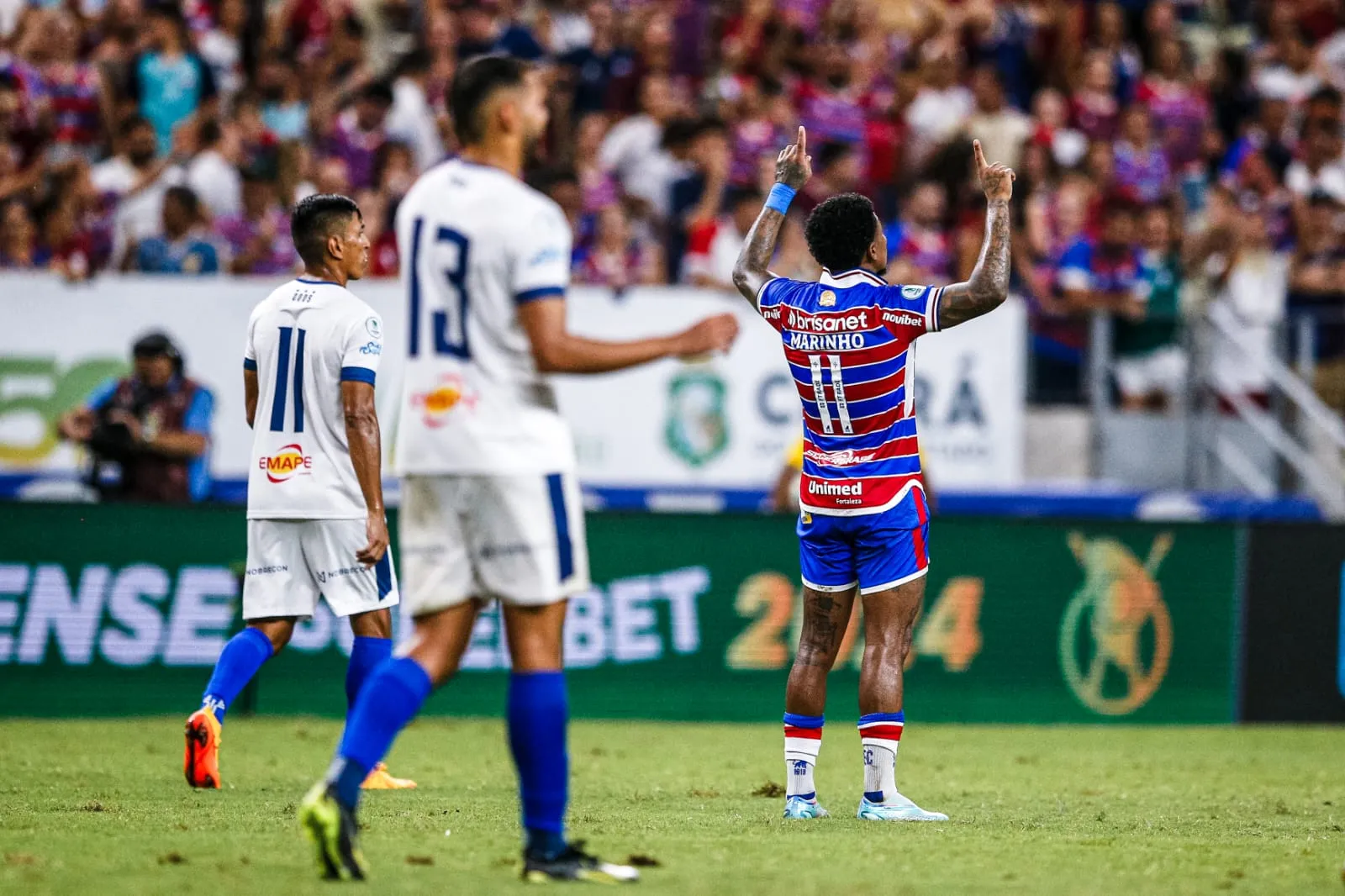 Marinho marcou um belo gol de falta para o Fortaleza, o 3º no jogo