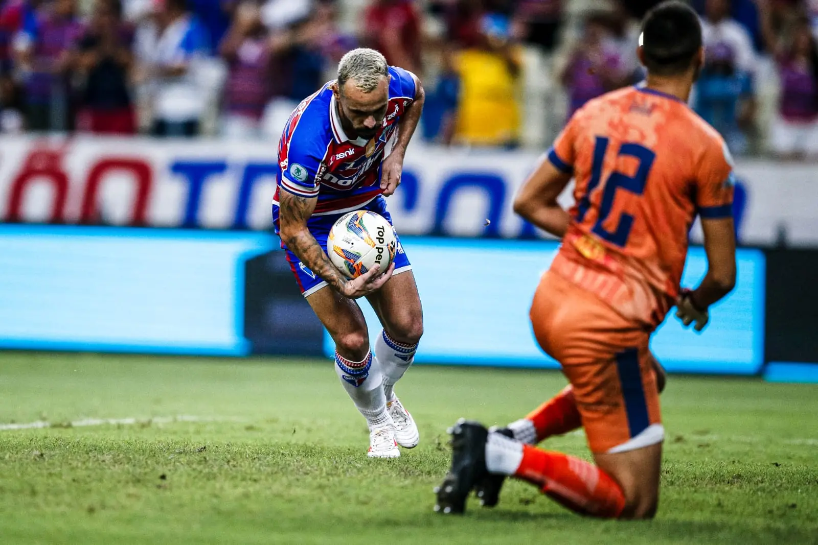 Foto de Moisés comemorando gol pelo Fortaleza