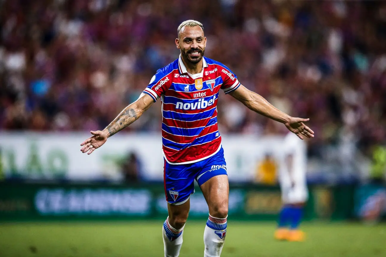 Foto de Moisés comemorando gol pelo Fortaleza