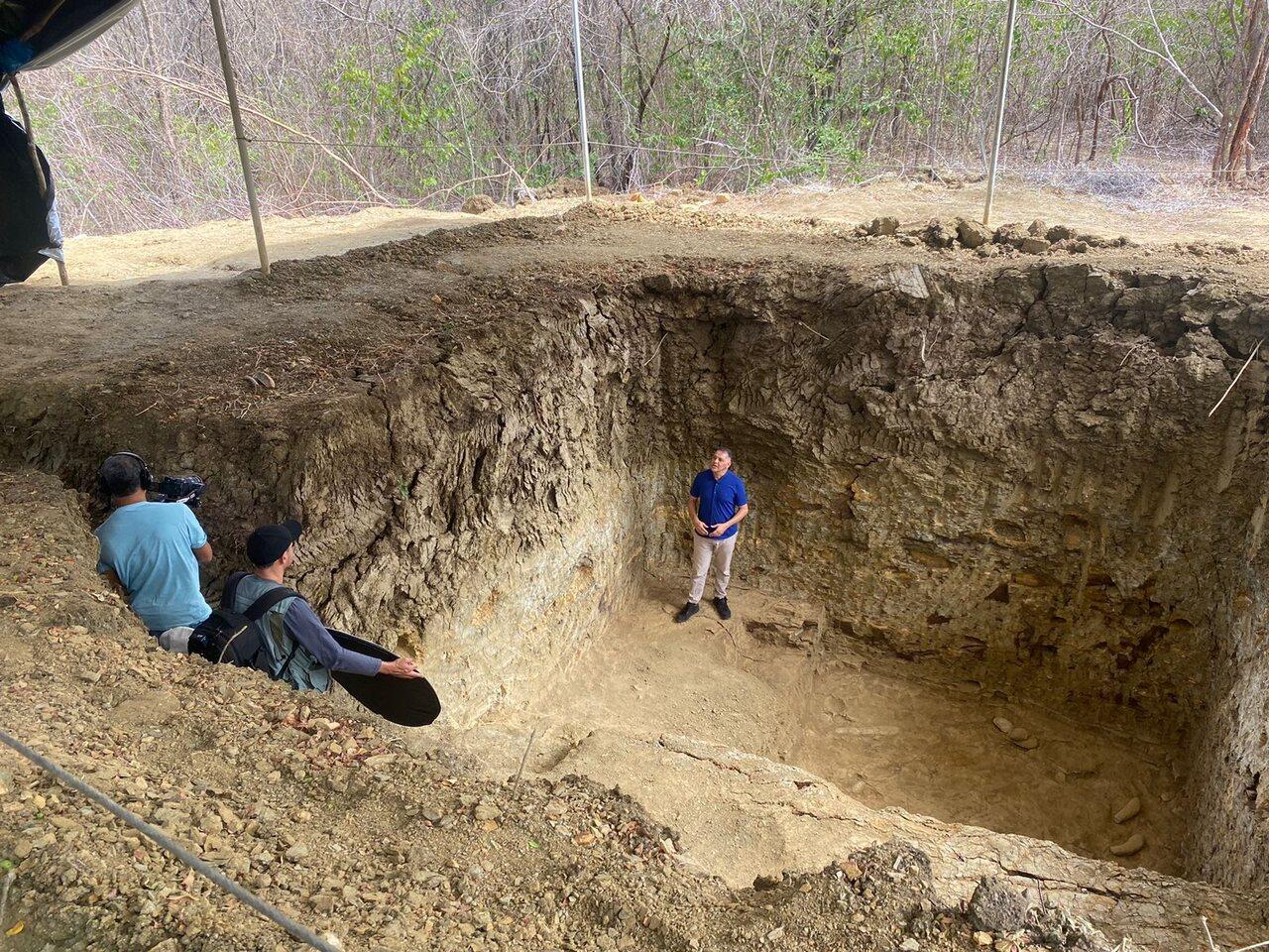 Alessandro Torres em gravação sobre as escavações paleontológicas