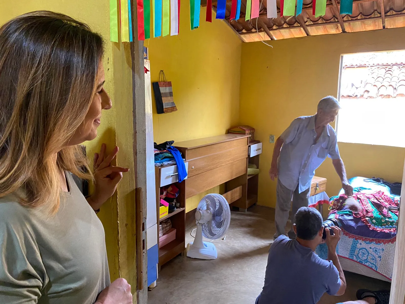 Aline Oliveira observa gravação na casa de Mestre Aldenir, brincante do reisado e Tesouro Vivo da Cultura cearense