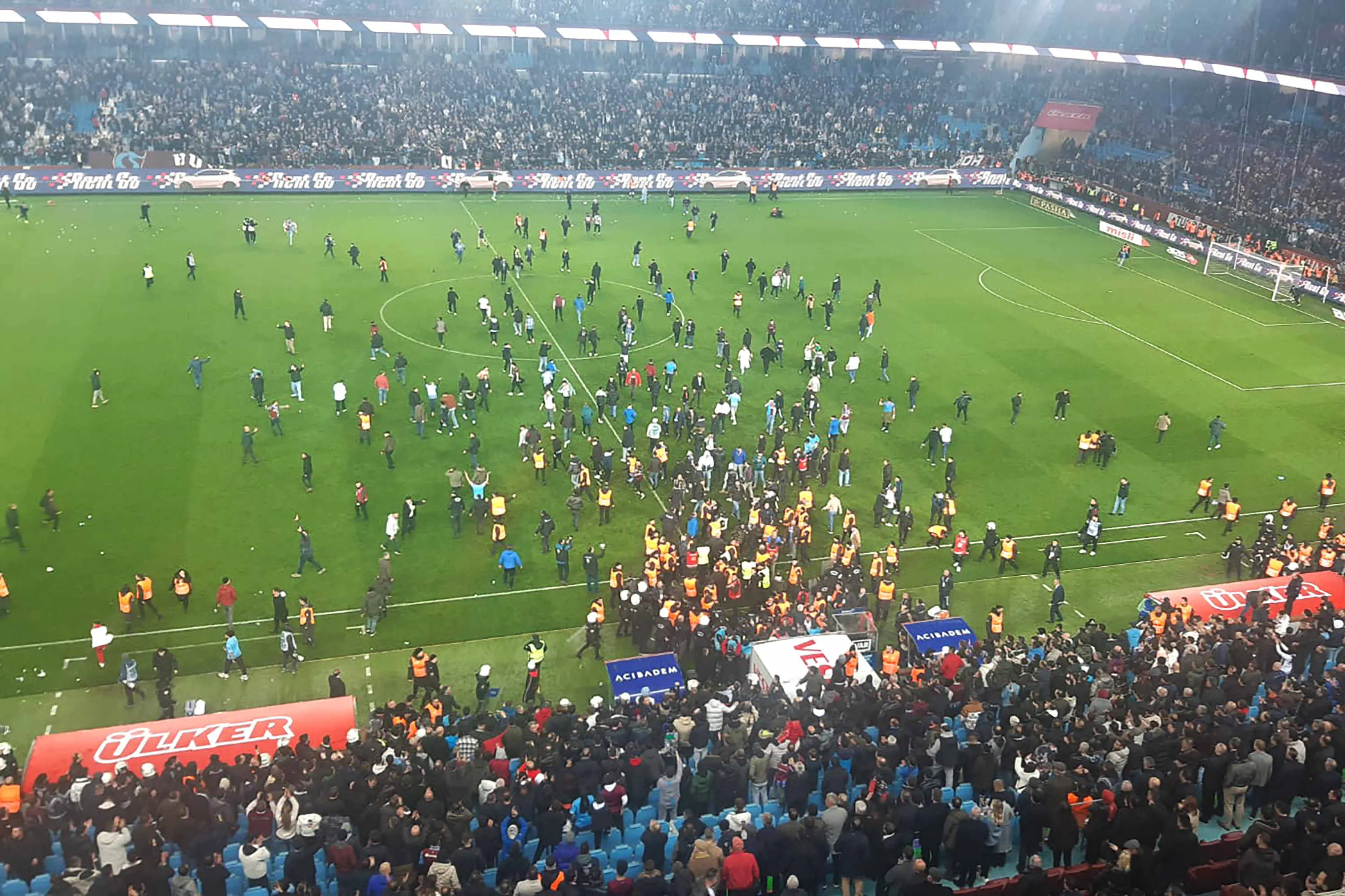 Imagem da invasão da torcida na Turquia