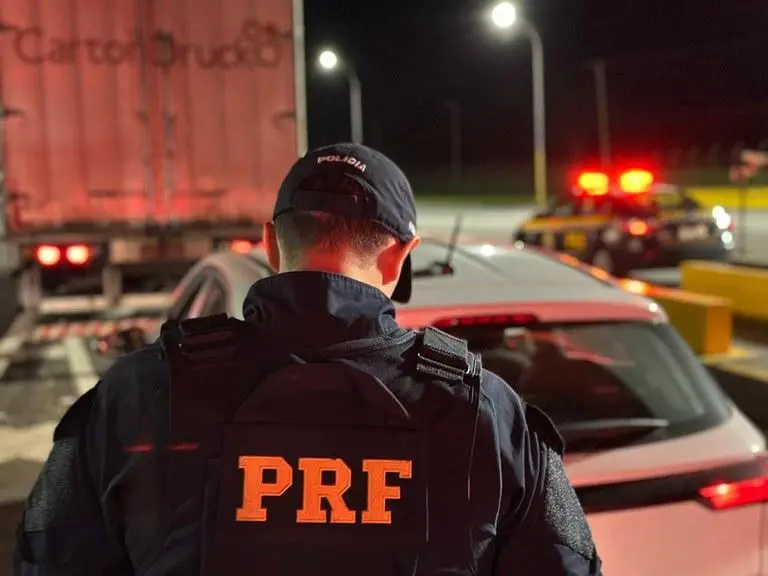 Foto de agente da Polícia Rodoviária Federal