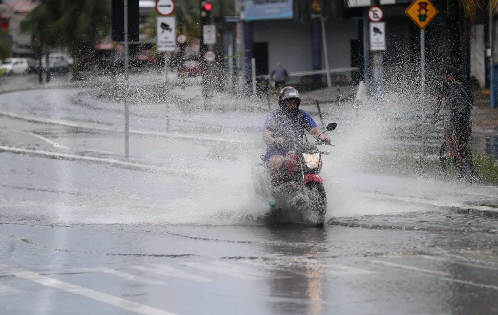 Chuva alaga rua de Fortaleza